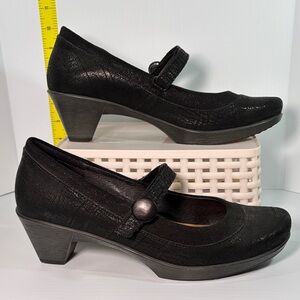 Noat maryjane Chic Black Textured Heels used once. Fc5